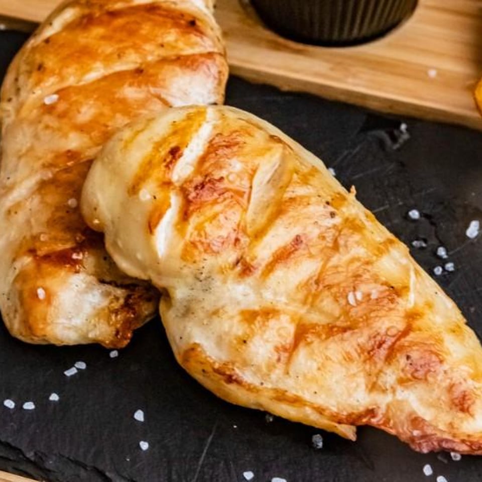 Grilled Chicken Delights: Steakhouse & American Cuisine